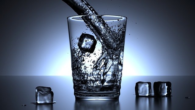 minerální voda ve sklenici