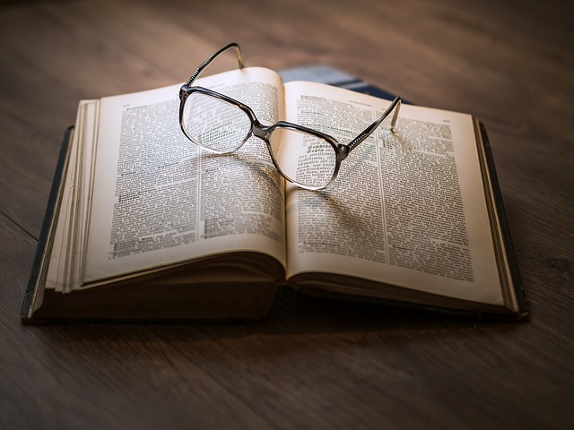 brýle na čtení knihy